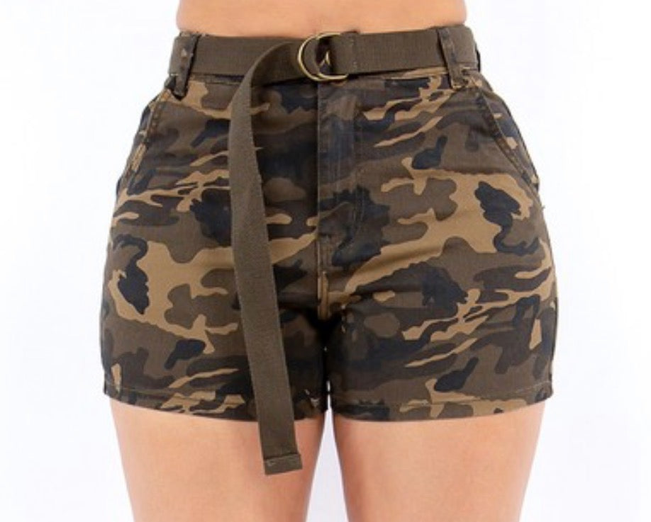 Nanci (camo shorts)